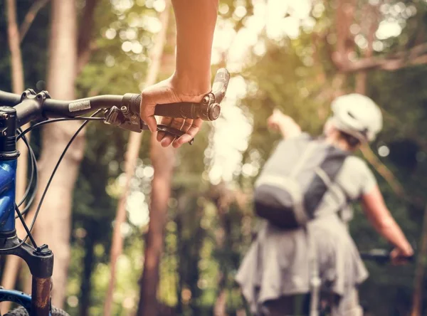 Group Friends Out Bicycling Together — Stock Photo, Image