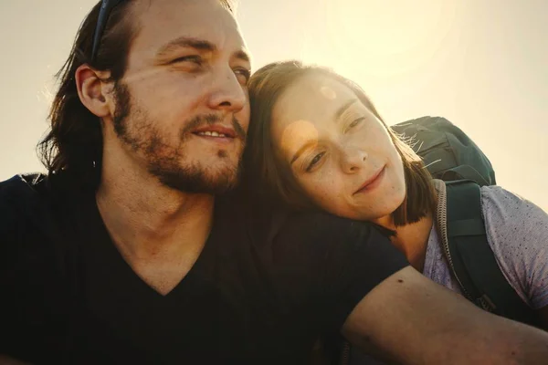 Caminhadas Casal Deserto — Fotografia de Stock