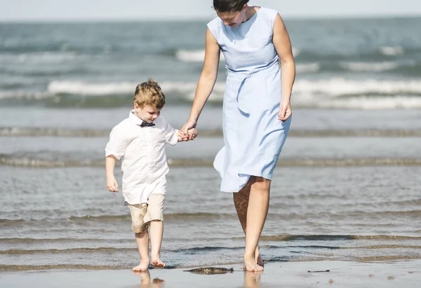 Мати Син Ходять Пляжі — стокове фото