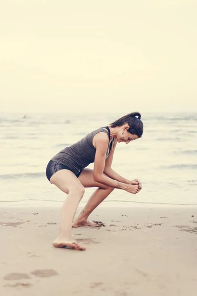 Mulher Exercitando Praia — Fotografia de Stock