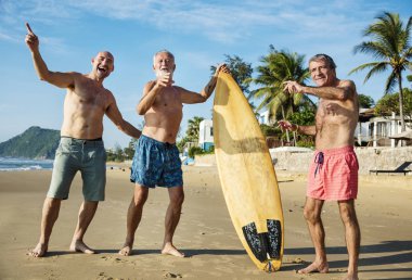 Sahilde olgun sörfçü