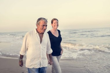 Tarafından deniz kıyısı yürüme çift