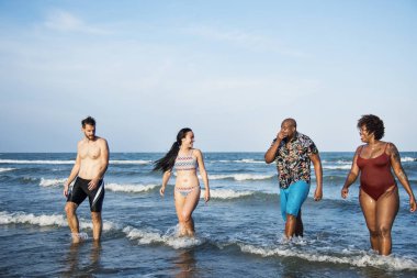 Plajda neşeli arkadaş grubu