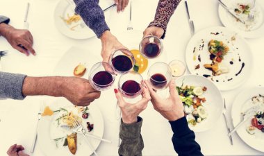 Açık havada yaz akşam yemeği