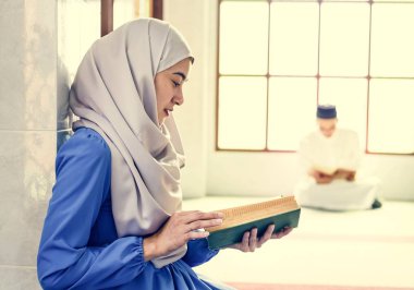Müslümanlar Kur'an okuma