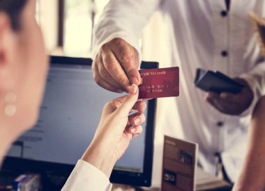 Konuklar otele check-in