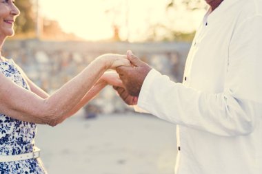 Olgun çift ellerimi günbatımında