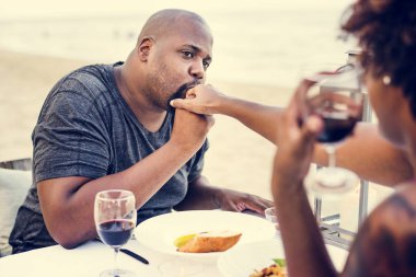 Kumsalda romantik bir akşam yemeği çift