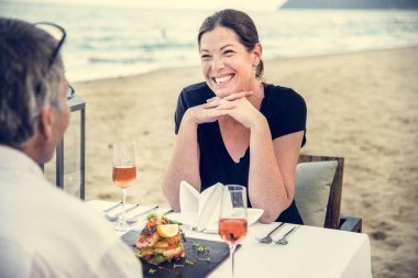 Kumsalda romantik bir akşam yemeği zevk çift
