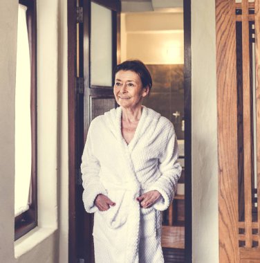 Bir tatil bornozlu Olgun kadın