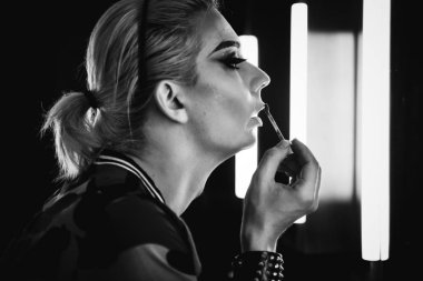 Travesti ruj dudakları üzerinde uygulama