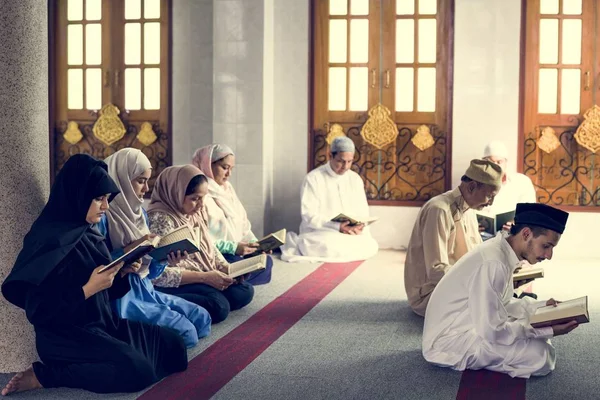 Muslimer Som Läser Från Koranen — Stockfoto