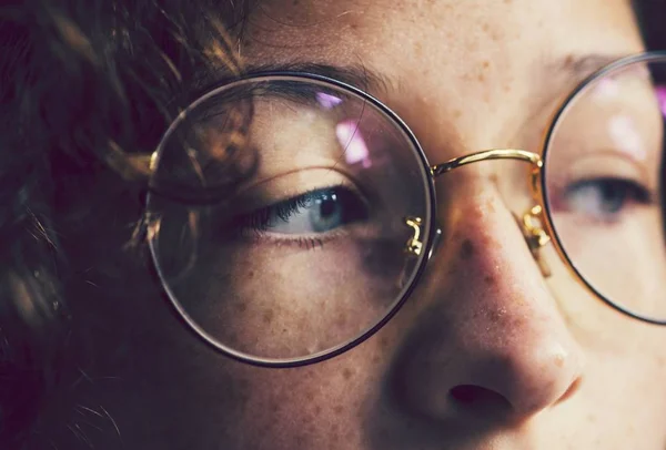 Gözlük Takan Çilli Kız — Stok fotoğraf