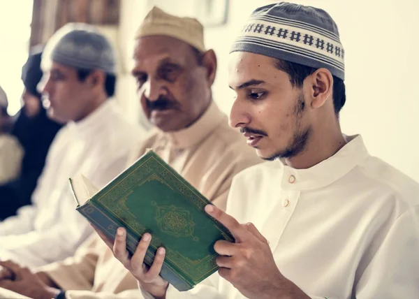 Muçulmanos Lendo Alcorão — Fotografia de Stock