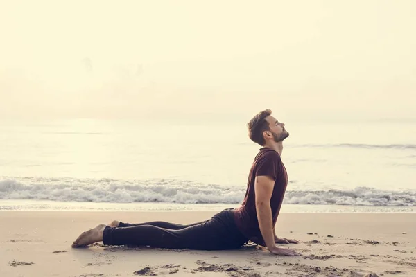 Man Beoefenen Van Yoga Het Strand — Stockfoto