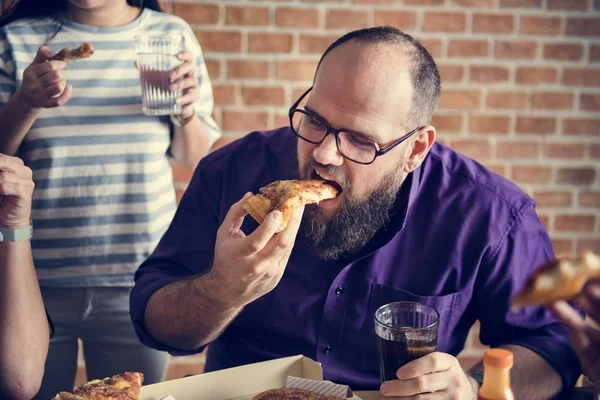 Amigos Comiendo Pizza Juntos Casa —  Fotos de Stock