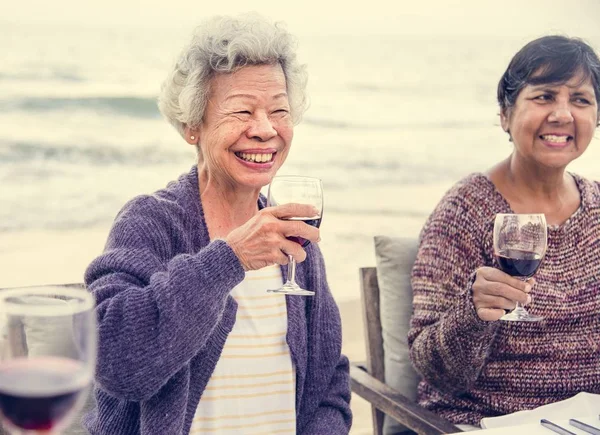 Idosos Brindam Com Vinho Tinto Praia — Fotografia de Stock