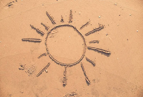 太阳在沙子中绘制 — 图库照片