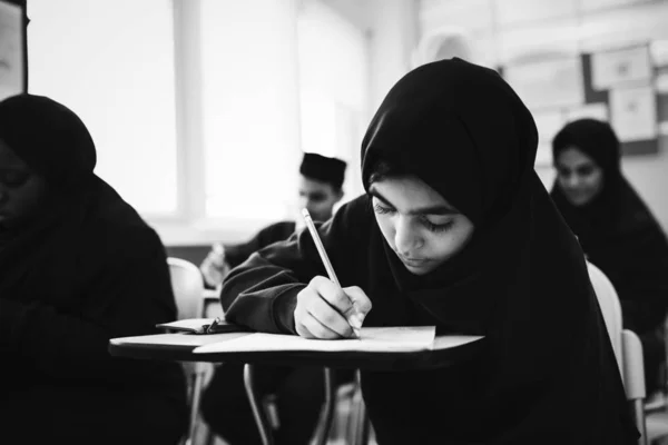 在教室里学习的穆斯林儿童 — 图库照片
