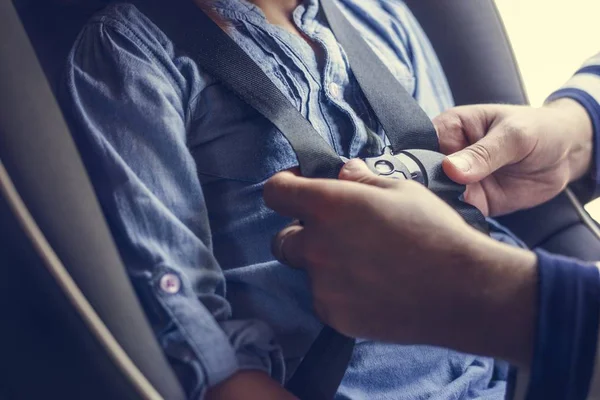 Babası yardım çocuk kemerini tak