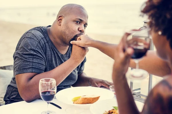 Kumsalda romantik bir akşam yemeği çift