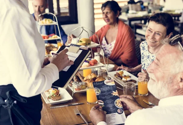 Bir otelde kahvaltı aile