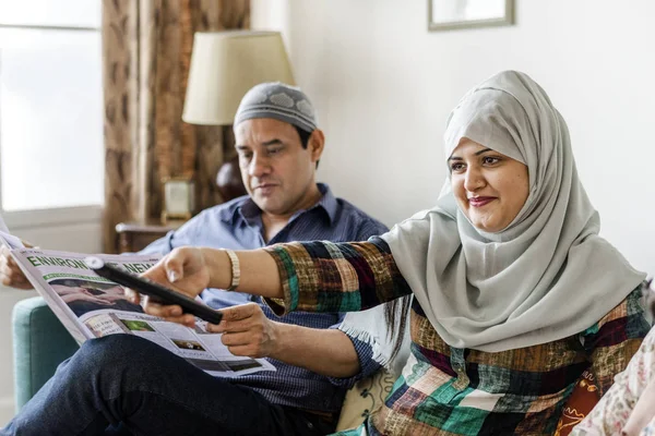 Мусульманская Семья Смотрит Телевизор Дома — стоковое фото