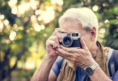 Komuta sizde vintage film kamera ile fotoğraf fotoğraf çekmek