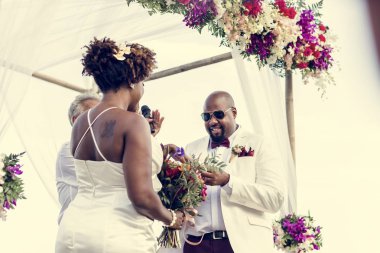 Mutlu gelin ve damat düğün töreninde bir tropik ada