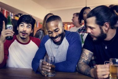 Arkadaşlar, spor bar birlikte tezahürat