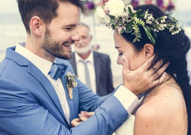 Adam karısını yanak dokunmadan