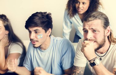 Arkadaşlar boyalı bayrağı ile Dünya Kupası tezahürat