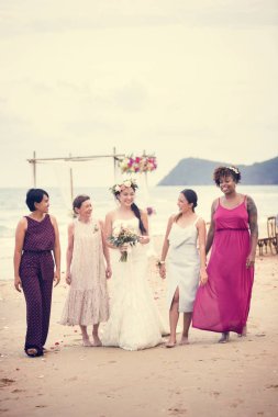 Mutlu gelin ve düğün konukları