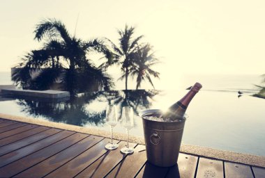 Soğutulmuş gül prosecco havuzun yanında