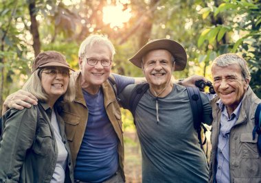 Olgun insanlar ormanda, yaz gezisi trekking 