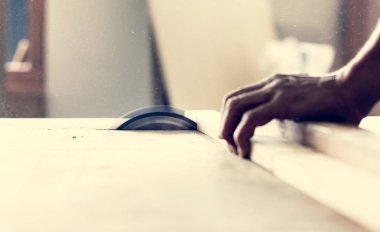 Kadın marangoz kullanma daire testere