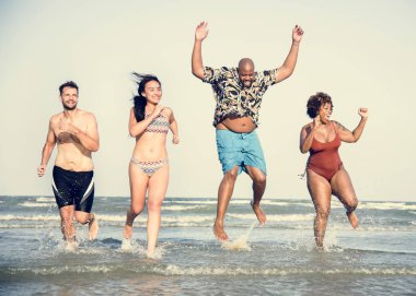 Plajda neşeli arkadaş grubu