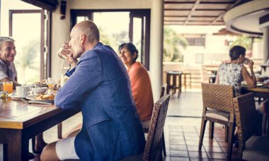 Arkadaşlar bir otelde kahvaltı