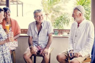 Olgun arkadaşlarım bir otelde kalıyor