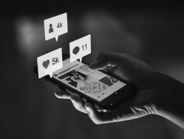 Karanlıkta bir smartphone tutan el