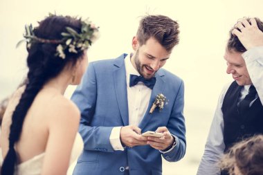 Beach düğün töreninde telefon meşgul damat