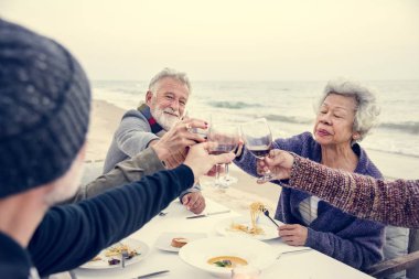 Bir akşam yemeği yaşlılar plajda parti