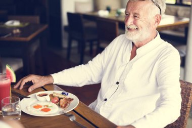 Komuta sizde bir otelde kahvaltı