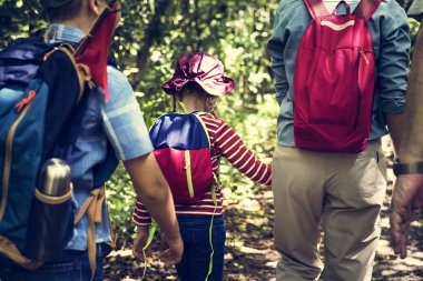Aile bir ormanda hiking