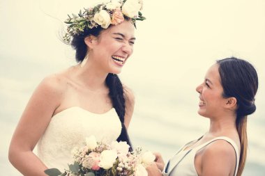 Deniz kenarında güzel bir gelin