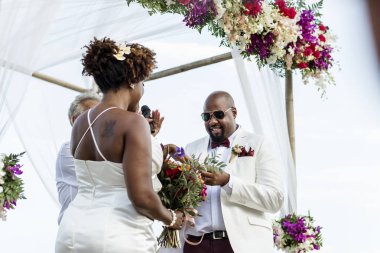 Mutlu gelin ve damat düğün töreninde bir tropik ada