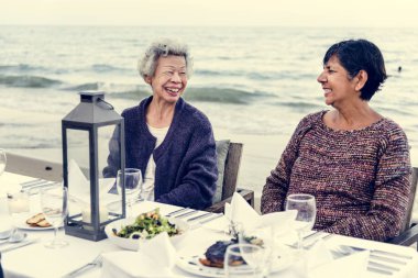 Bir akşam yemeği yaşlılar plajda parti