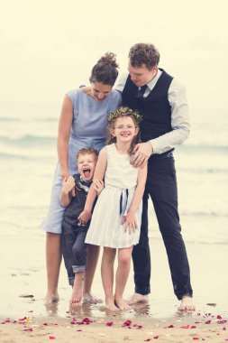 Beach düğün töreninde neşeli aile