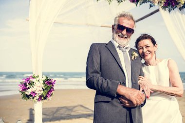 Olgun çift sahilde evleniyor