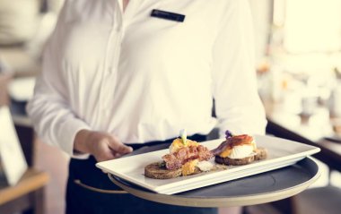 Otel restoranında çalışan garson